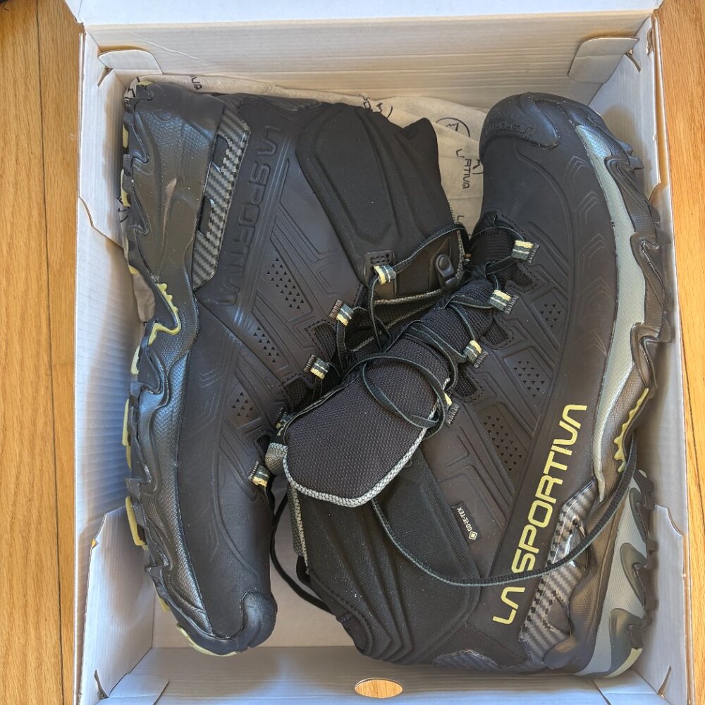 NIB La Sportiva hiking boots - Picture 2 of 3